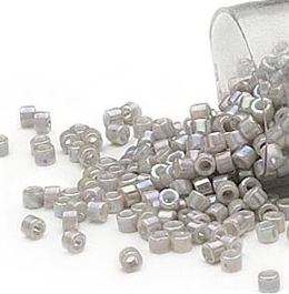 Delica seed beads fra Miuyki i lækker opaque rainbow ash, 7,5 gram. DB1508V